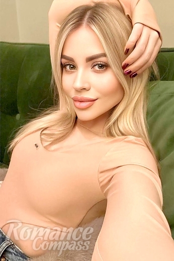 Ukrainian mail order bride Bohdana from Kyiv with blonde hair and green eye color - image 1