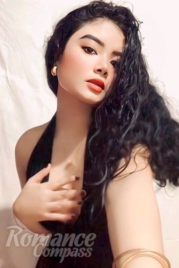 Ukrainian mail order bride Danikheil from Caloocan City with black hair and black eye color - image 1