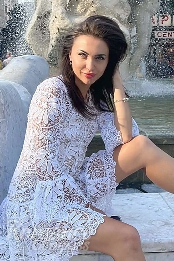 Ukrainian mail order bride Tatiyana from M&uuml;nchen with light brown hair and green eye color - image 1