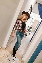 Ukrainian mail order bride Yuliia from Martinsicuro with blonde hair and green eye color - image 7