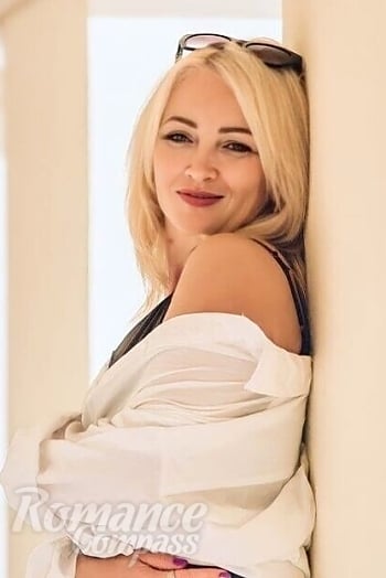 Ukrainian mail order bride Yuliia from Martinsicuro with blonde hair and green eye color - image 1