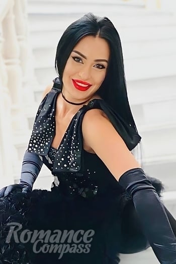 Ukrainian mail order bride Natalia from Munich with black hair and brown eye color - image 1