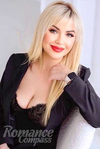 Ukrainian mail order bride Nataliia from Rivne with blonde hair and green eye color - image 1