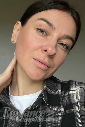 Ukrainian mail order bride Olena from Zhytomyr with brunette hair and green eye color - image 1