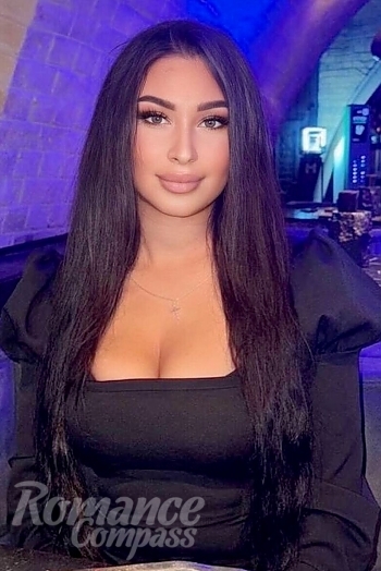 Ukrainian mail order bride Lamia from Kyiv with black hair and black eye color - image 1