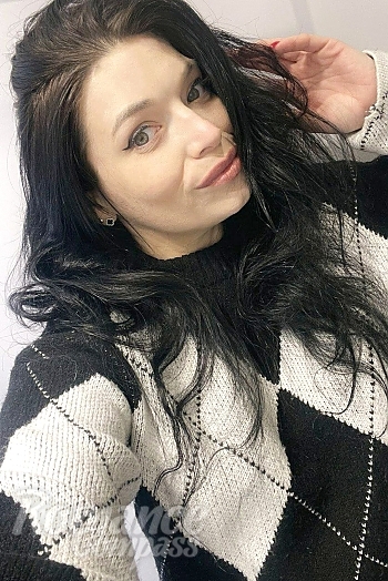 Ukrainian mail order bride Alina from Dubno with black hair and green eye color - image 1