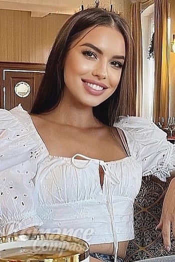 Ukrainian mail order bride Victoria from Kyiv with brunette hair and brown eye color - image 1