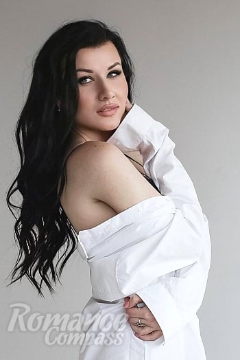 Ukrainian mail order bride Olena from Poltava with brunette hair and grey eye color - image 1