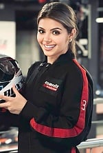 Ukrainian mail order bride Regina from Temirtau with light brown hair and green eye color - image 4