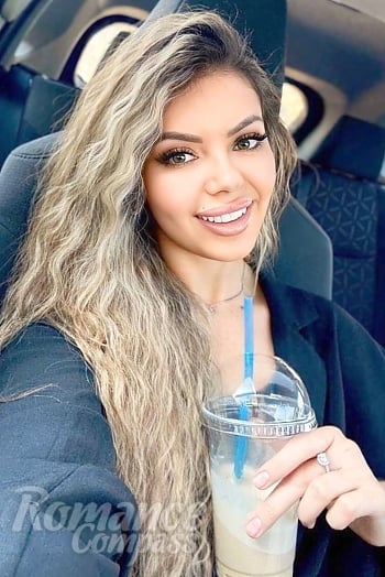 Ukrainian mail order bride Regina from Temirtau with light brown hair and green eye color - image 1