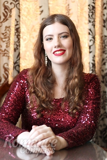 Ukrainian mail order bride Maryna from Mykolaiv with brunette hair and hazel eye color - image 1