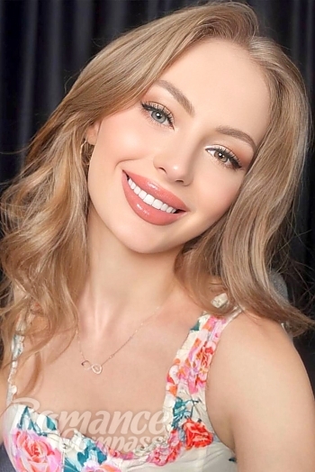 Ukrainian mail order bride Tetiana from Hanover with light brown hair and grey eye color - image 1