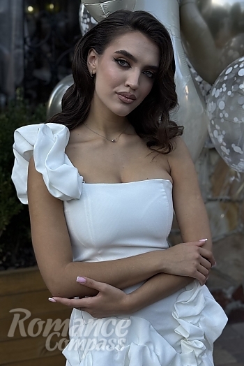 Ukrainian mail order bride Anzhelika from Kiyiv with brunette hair and grey eye color - image 1