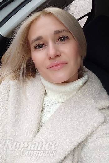 Ukrainian mail order bride Darina from Kyiv with blonde hair and green eye color - image 1