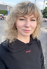 Ukrainian mail order bride Elena from Botoșani with light brown hair and green eye color - image 13