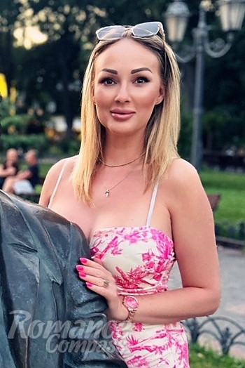 Ukrainian mail order bride Kristina from Kharkiv with light brown hair and grey eye color - image 1