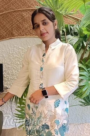 Ukrainian mail order bride Luxita from Ambāla with black hair and brown eye color - image 1