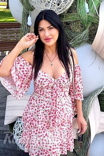 Ukrainian mail order bride Victoria from Hamm with black hair and green eye color - image 1