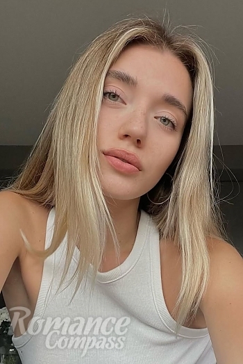 Ukrainian mail order bride Alona from Kiyiv with light brown hair and green eye color - image 1