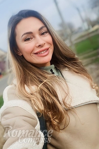 Ukrainian mail order bride Alina from Valencia with light brown hair and brown eye color - image 1