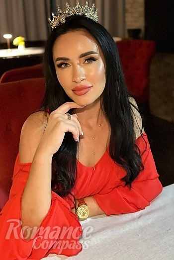 Ukrainian mail order bride Svitlana from Verona with black hair and green eye color - image 1