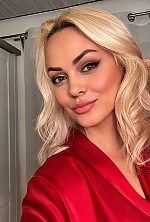 Ukrainian mail order bride Nadiia from Munich with blonde hair and green eye color - image 3