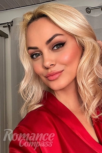 Ukrainian mail order bride Nadiia from Munich with blonde hair and green eye color - image 1
