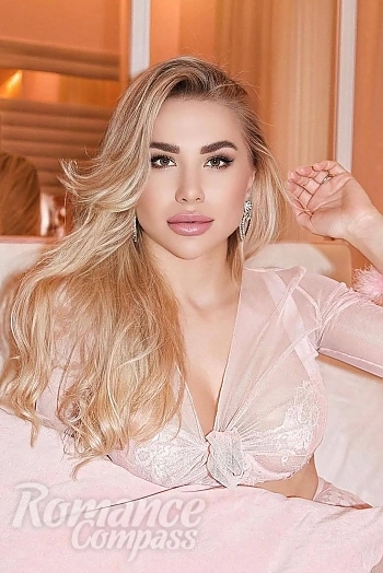 Ukrainian mail order bride Oksana from New York with blonde hair and green eye color - image 1