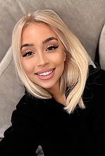 Ukrainian mail order bride Lucia from Chicago with blonde hair and hazel eye color - image 9