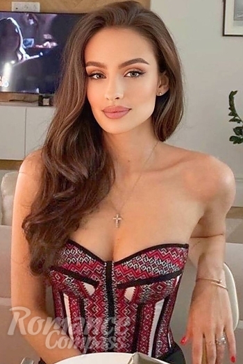 Ukrainian mail order bride Yevhenia from Nuremberg with brunette hair and green eye color - image 1