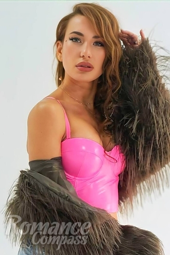 Ukrainian mail order bride Inna from Rivne with brunette hair and green eye color - image 1