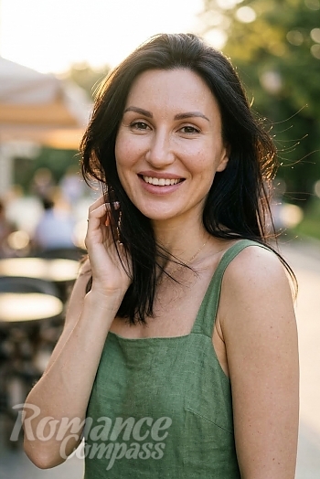Ukrainian mail order bride Diana from Odesa with brunette hair and brown eye color - image 1