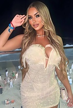 Ukrainian mail order bride Laura from Salvador with light brown hair and brown eye color - image 3