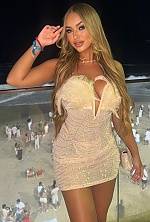 Ukrainian mail order bride Laura from Salvador with light brown hair and brown eye color - image 8