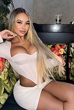 Ukrainian mail order bride Laura from Salvador with light brown hair and brown eye color - image 2