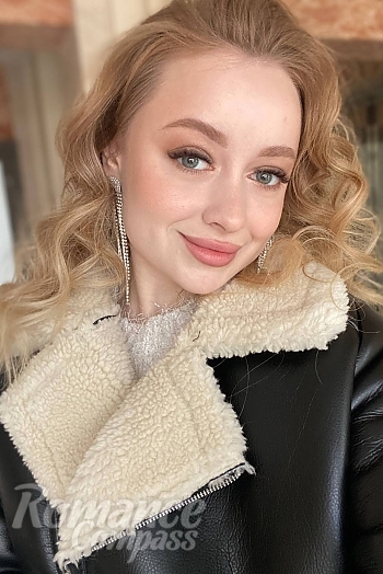 Ukrainian mail order bride Viktoriia from Dresden with auburn hair and green eye color - image 1