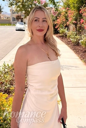 Ukrainian mail order bride Yulia from Los Angeles with blonde hair and grey eye color - image 1