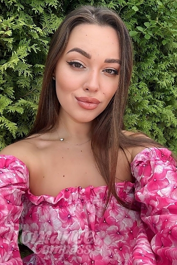 Ukrainian mail order bride Anna from Dubai with brunette hair and brown eye color - image 1