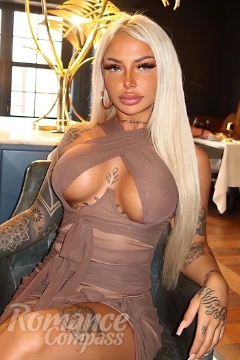 Ukrainian mail order bride Katerina from Santa Cruz de Tenerife with brunette hair and hazel eye color - image 1