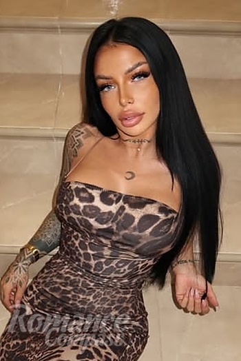 Ukrainian mail order bride Katerina from Santa Cruz de Tenerife with brunette hair and hazel eye color - image 1