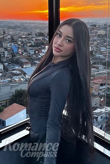 Ukrainian mail order bride Larissa from S&atilde;o Paulo with brunette hair and brown eye color - image 1