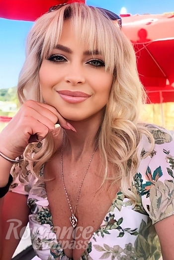 Ukrainian mail order bride Galyna from New York with blonde hair and green eye color - image 1