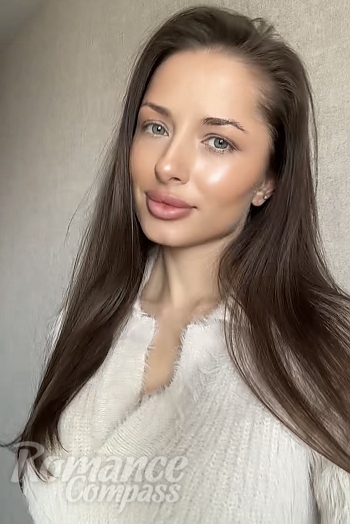 Ukrainian mail order bride Alina from Chisinau with brunette hair and green eye color - image 1