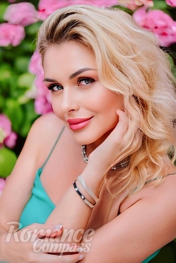 Ukrainian mail order bride Svitlana from Kyiv with blonde hair and green eye color - image 1