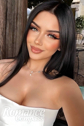 Ukrainian mail order bride Oryna from Berlin with brunette hair and green eye color - image 1