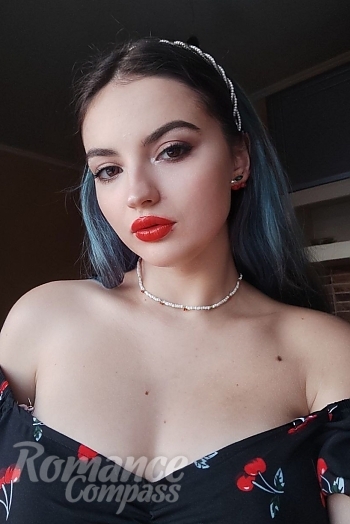 Ukrainian mail order bride Inna from Kropivnitskiy with black hair and brown eye color - image 1