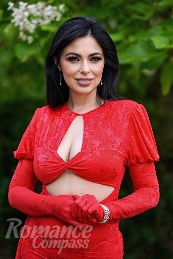 Ukrainian mail order bride Tetiana from Mykolayiv with black hair and green eye color - image 1