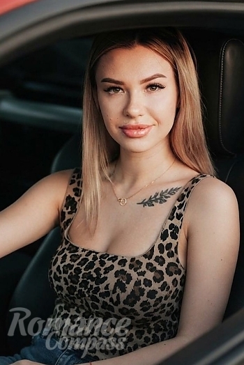 Ukrainian mail order bride Yulia from Vienna with blonde hair and hazel eye color - image 1