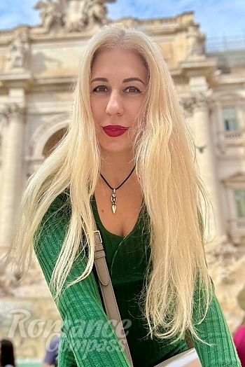 Ukrainian mail order bride Kira from Rome with blonde hair and brown eye color - image 1