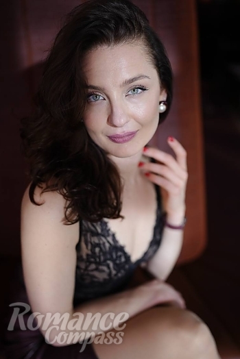 Ukrainian mail order bride Elena from Kyiv with light brown hair and green eye color - image 1